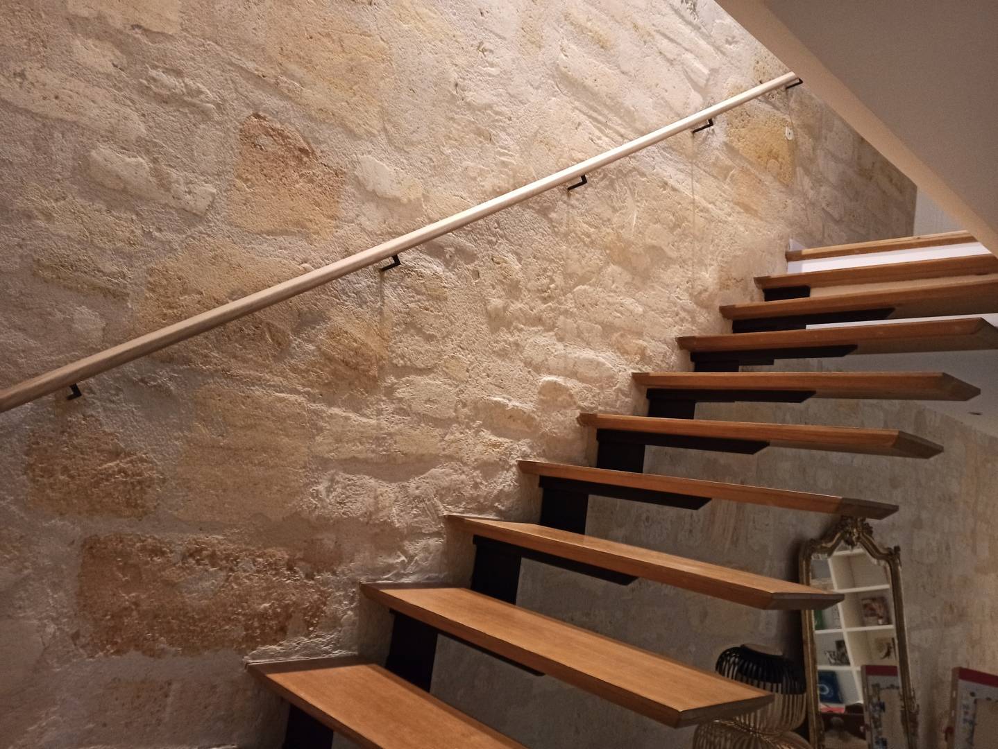 Réalisation d'escalier en bois massif dans maison sur Talence en Gironde