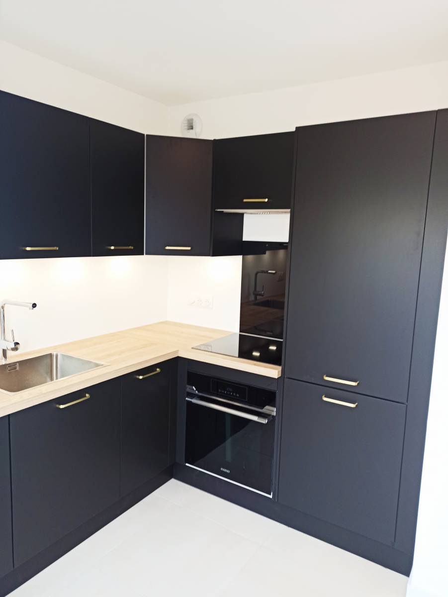 plan de travail de cuisine sur mesure en bois avec encastrement de l'évier et plaque de cuisson proche Bordeaux