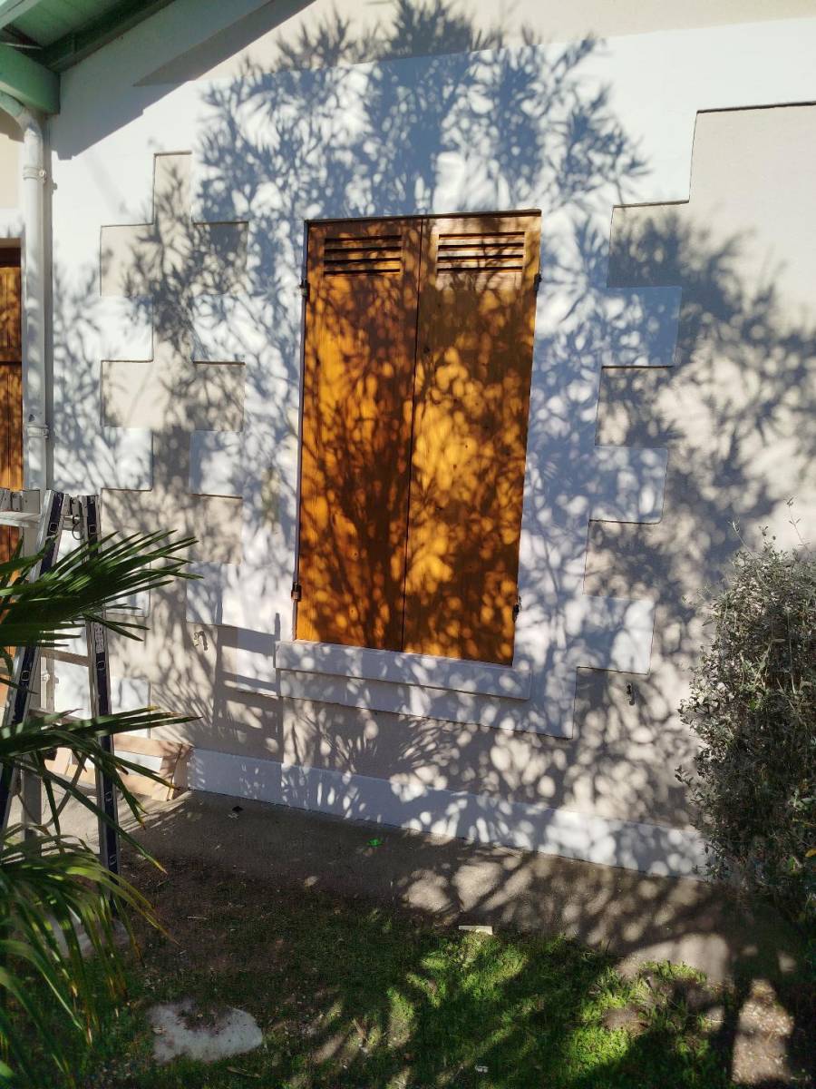 Fabrication et pose de volet en sapin rouge sur mesure à Pessac