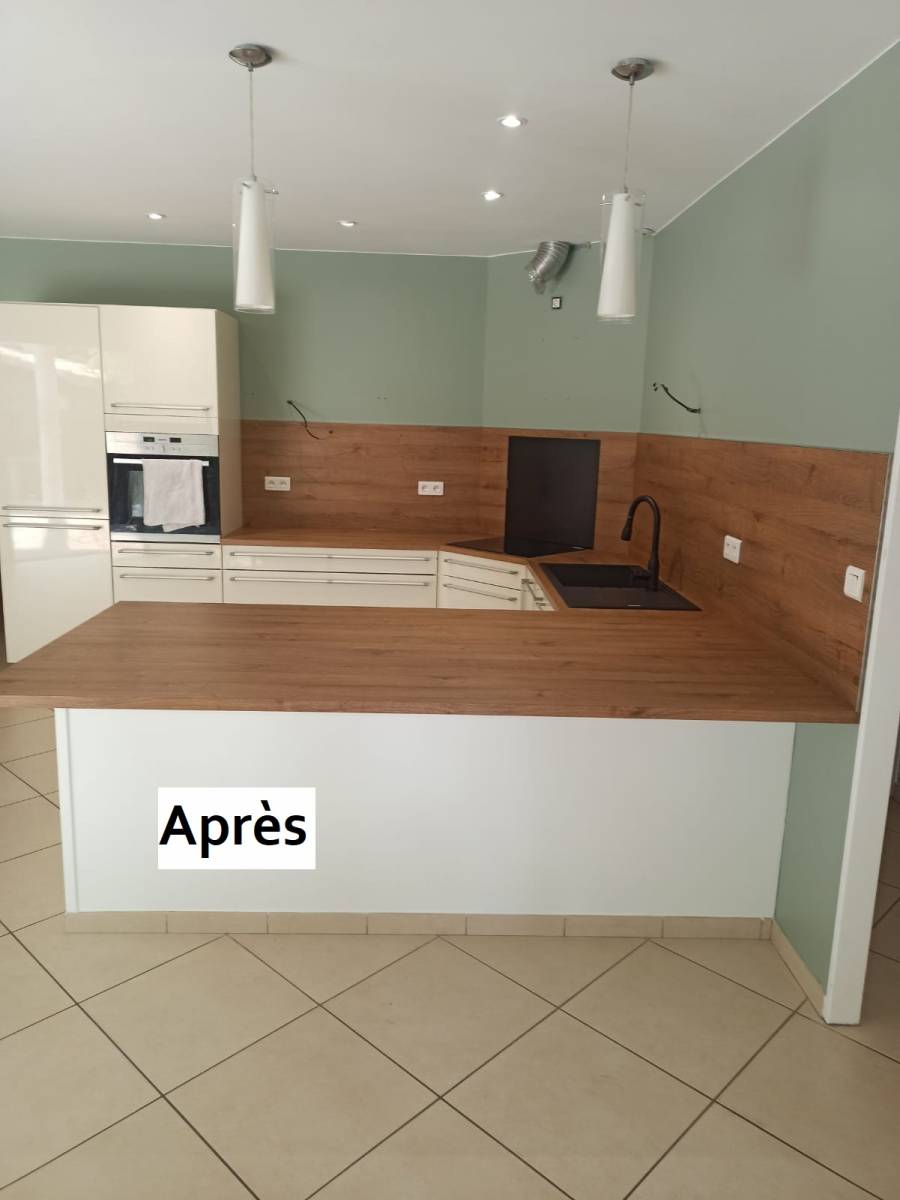Fabrication et pose de plan de travail sur mesure dans une cuisine à Lège Cap Ferret en Gironde
