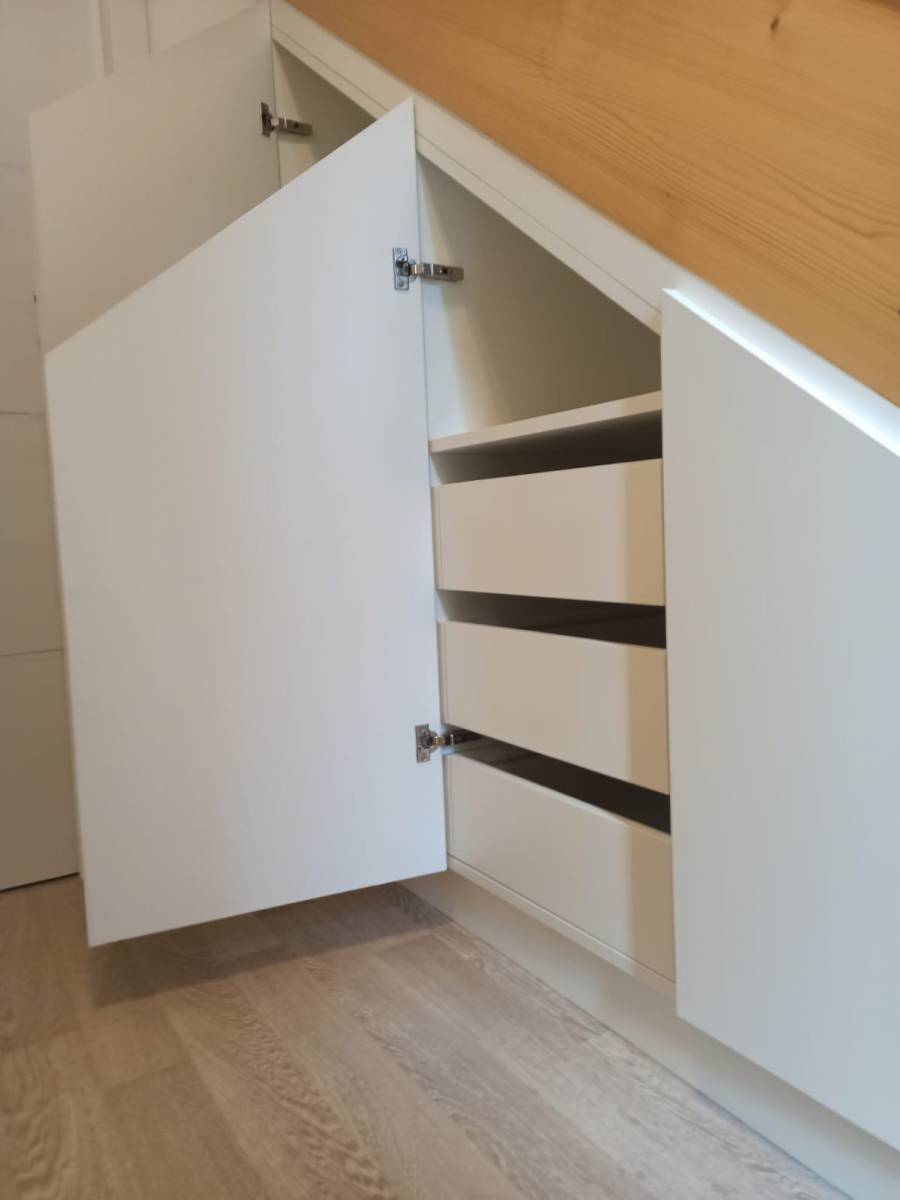 Conception, fabrication et pose de rangements sous escalier