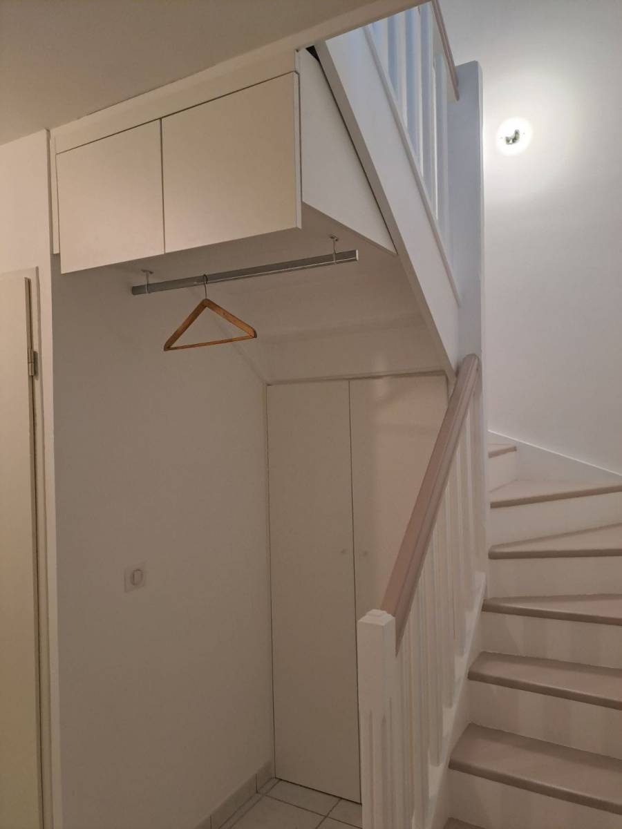 Conception, fabrication et pose de rangements sur mesure sous escalier à Léognan