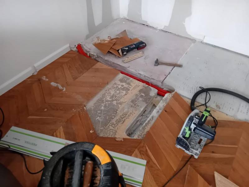 Reprise de parquet en chêne avec pose en chevron à Caudéran (Bordeaux)